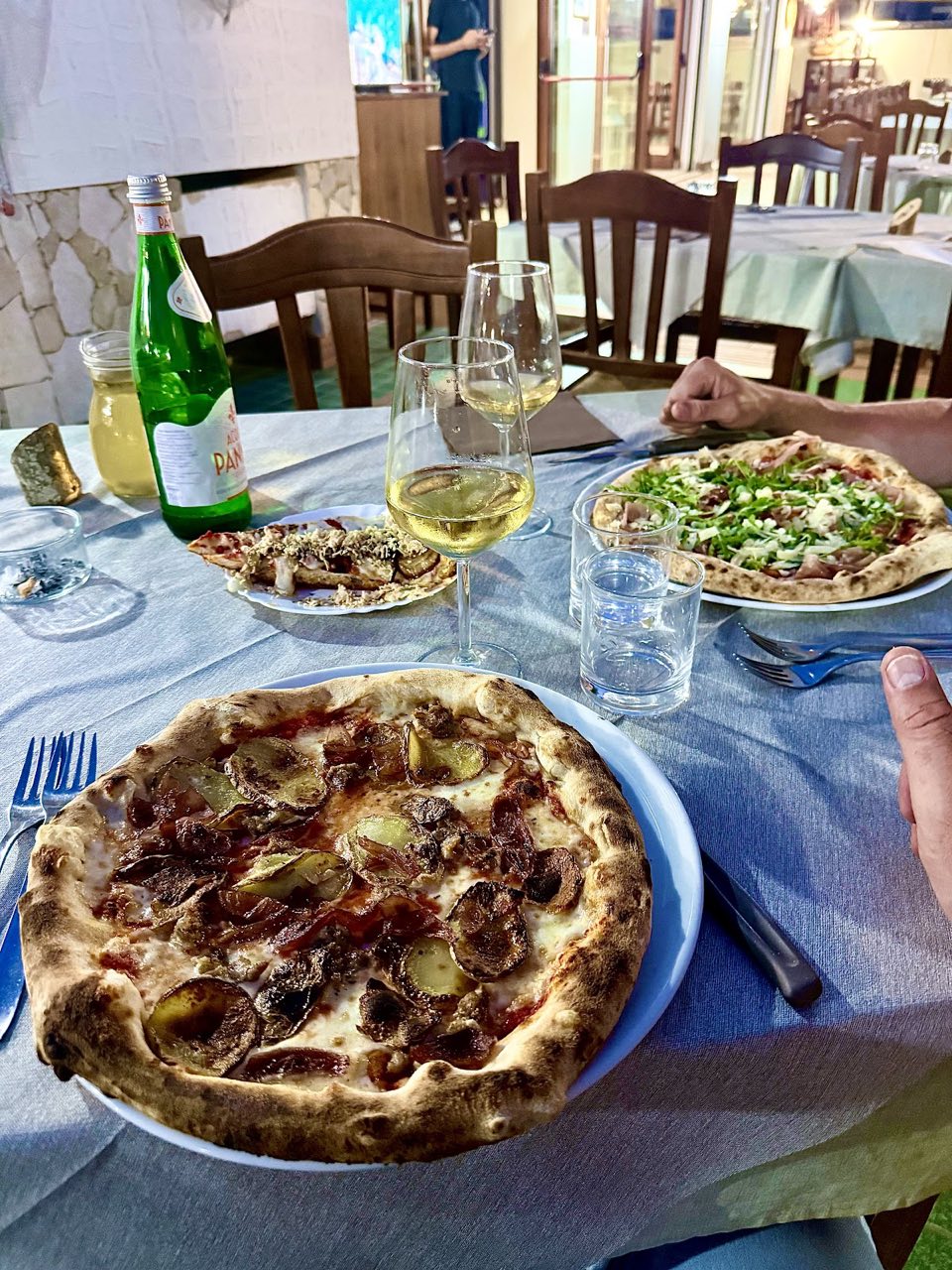 Pizza con patate, salsiccia e cipolla dal forno a legna