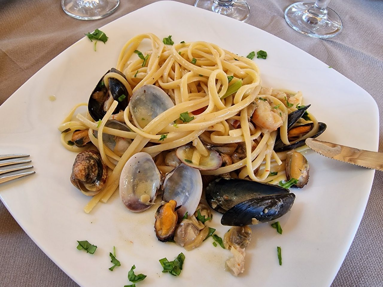 Linguine allo scoglio con cozze, vongole e gamberi